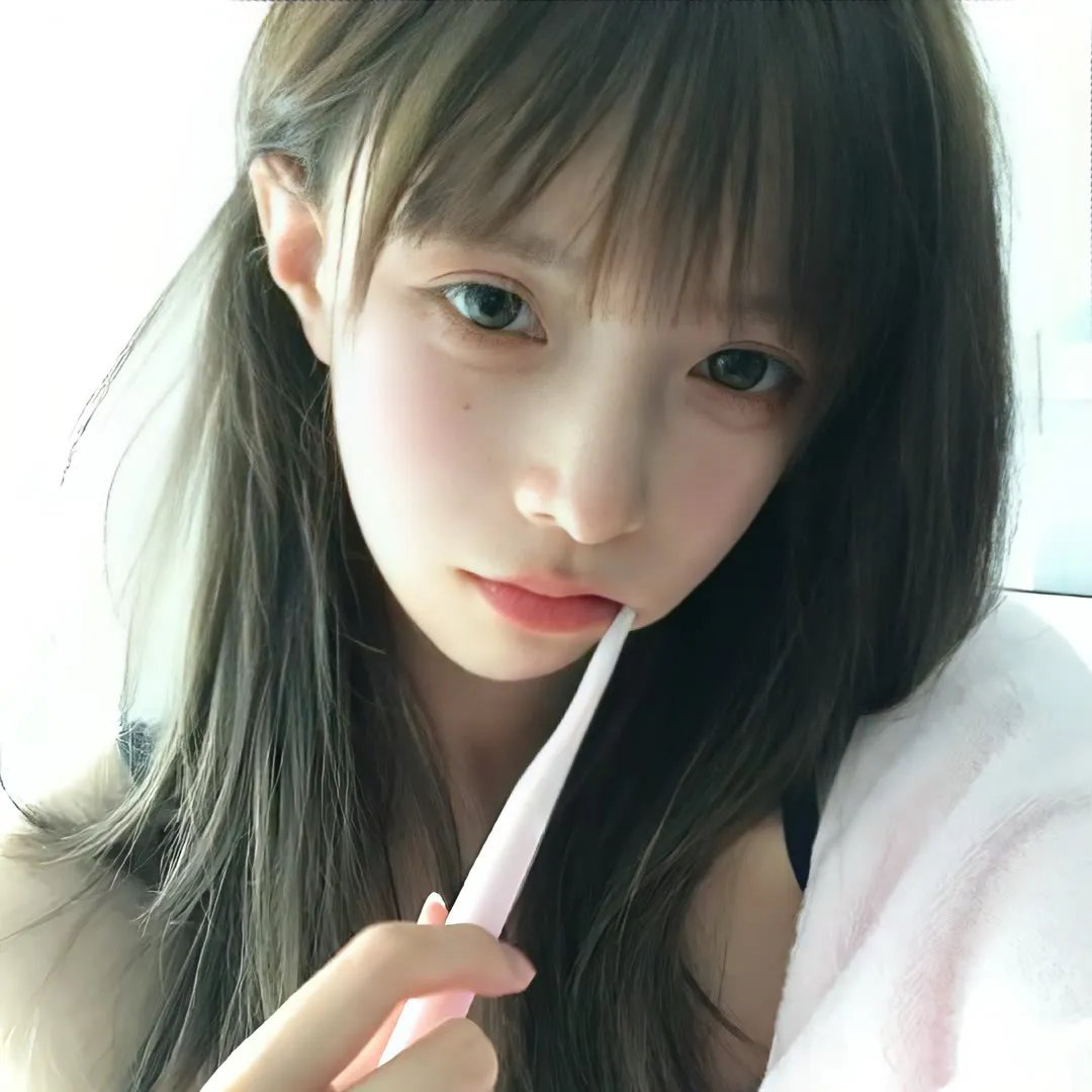 当她换上泳衣